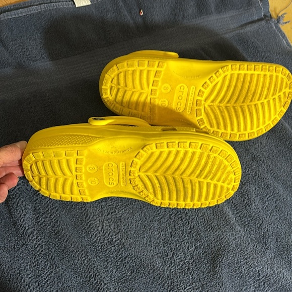 CROCS … Bright yellow!! In great condition. Size 10/women’s and Size 8/men’s. - Picture 3 of 3